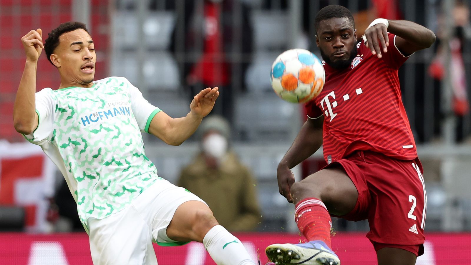 
                <strong>Dayot Upamecano</strong><br>
                Unauffällig, aber solide in der ersten Hälfte. Dann mit einem starken, langen Ball auf Gnabry als Vorarbeit zum 1:1. Upamecano gewann die Zweikämpfe, die er gewinnen musste und stand meistens richtig. ran-Note: 3
              