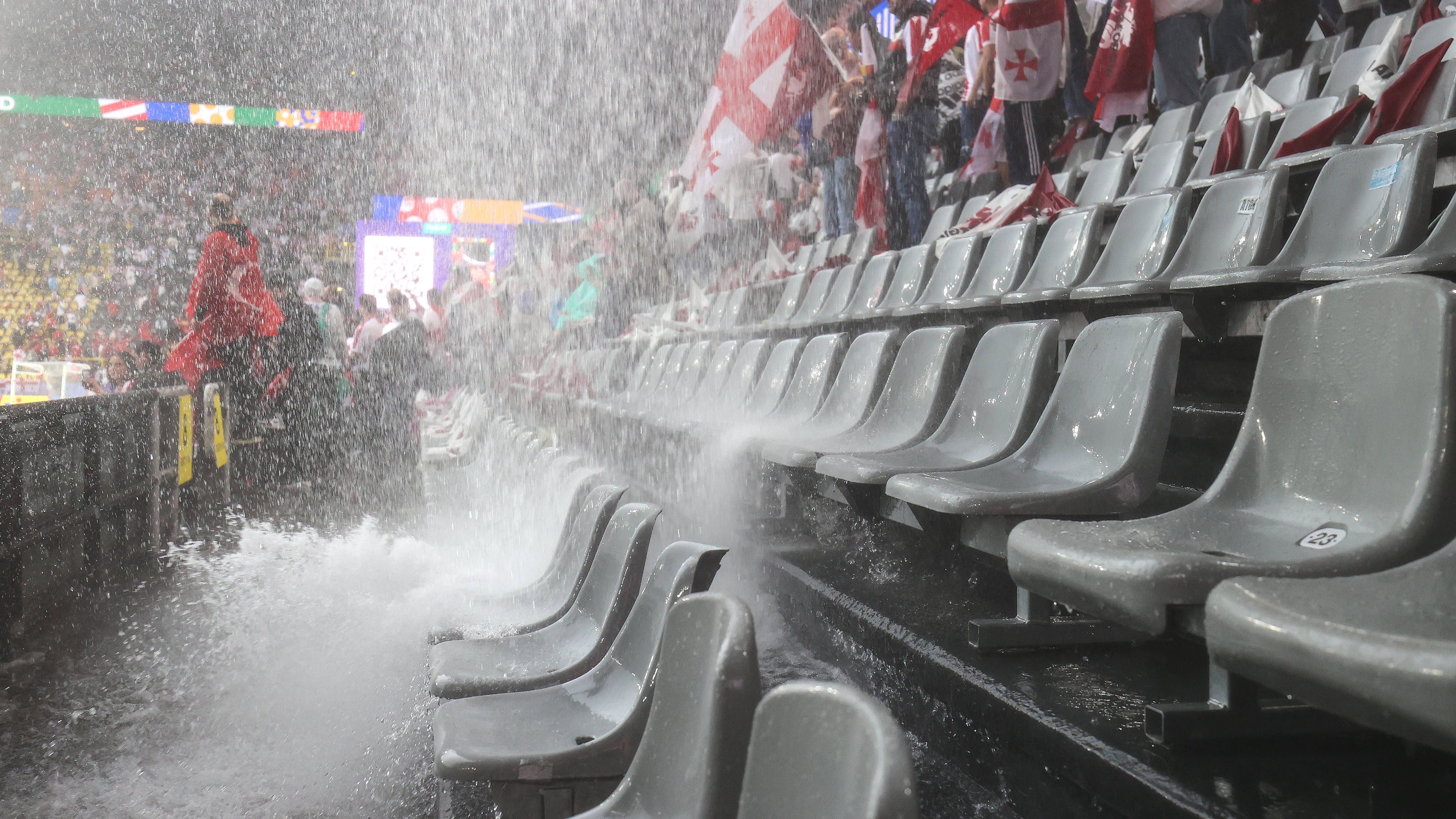 <strong>Massiver Regeneinbruch</strong><br>Selbst im Stadion schüttet es wie aus Eimern. Heftiger Regeneinbruch im Dortmunder Stadion. Es gibt Überlegungen, den Anpfiff aufgrund des Unwetters zu verschieben.