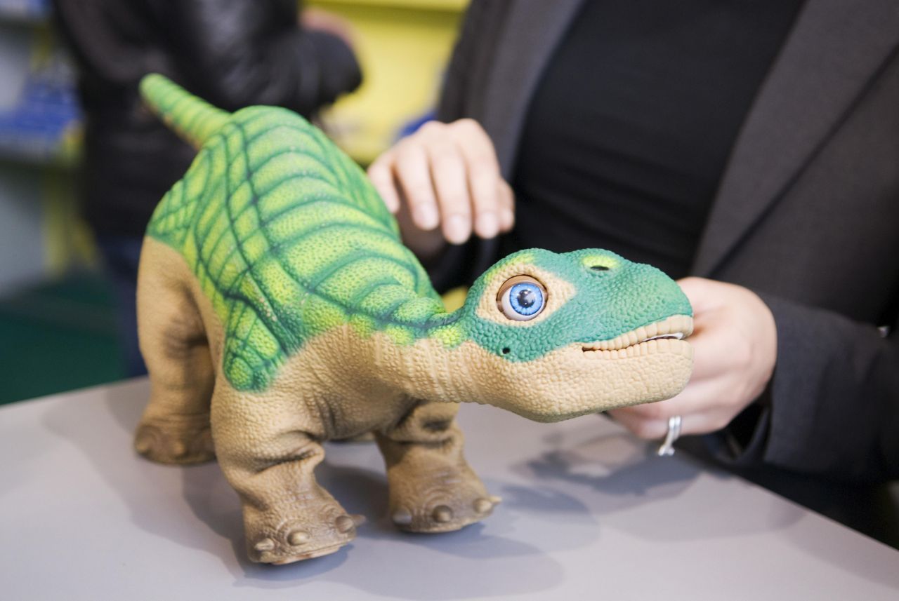 Und auch wenn Roboter hochkompliziert sind: Es gibt auch welche für Kinder. Zum Beispiel einen kleinen Dinosaurier, der seine Gefühle zeigen und lernen kann. 