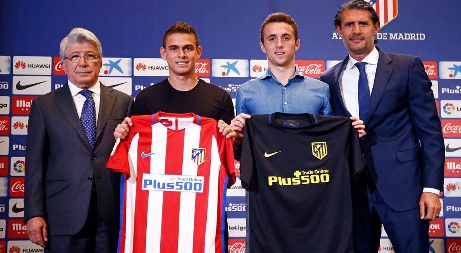 
                <strong>Atletico Madrid Auswärtstrikot</strong><br>
                Auswärts setzen die "Matratzenmacher" künftig auf Schwarz statt Blau (rechtes Trikot). Die beiden Neuzugänge Diogo Jota und Rafael Borre präsentieren ihre neue Arbeitskleidung.
              