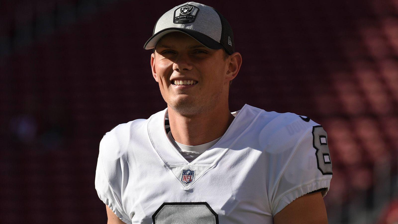 
                <strong>Erfolgreicher Neustart bei den Raiders</strong><br>
                Am 23. Oktober 2018, also gut einen Monat nach seiner Entlassung bei den Vikings, erhielt Carlson bei den Oakland Raiders eine neue Chance. Grund war die Entlassung von Matt McCrane. Bei den Raiders konnte Carlson auf Anhieb sein Potential abrufen. Seine persönliche Sternstunde: In Woche 11 schoss er die Raiders gegen die Arizona Cardinals mit einem 35-Yard-Field-Goal zum Sieg, wurde daraufhin zum AFC Special Teams Player of the Week ernannt. Insgesamt verwandelte er für die Raiders in der Spielzeit 2018 beachtliche 94,1 Prozent seiner Field Goals – ein neuer Franchise-Rekord.
              