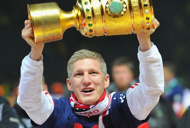 
                <strong>Zehntes Double: So feiern die Bayern</strong><br>
                Auch die Verletzten dürfen beim Feiern dabei sein - und die Freude ist Bastian Schweinsteiger auf jeden Fall anzusehen.
              