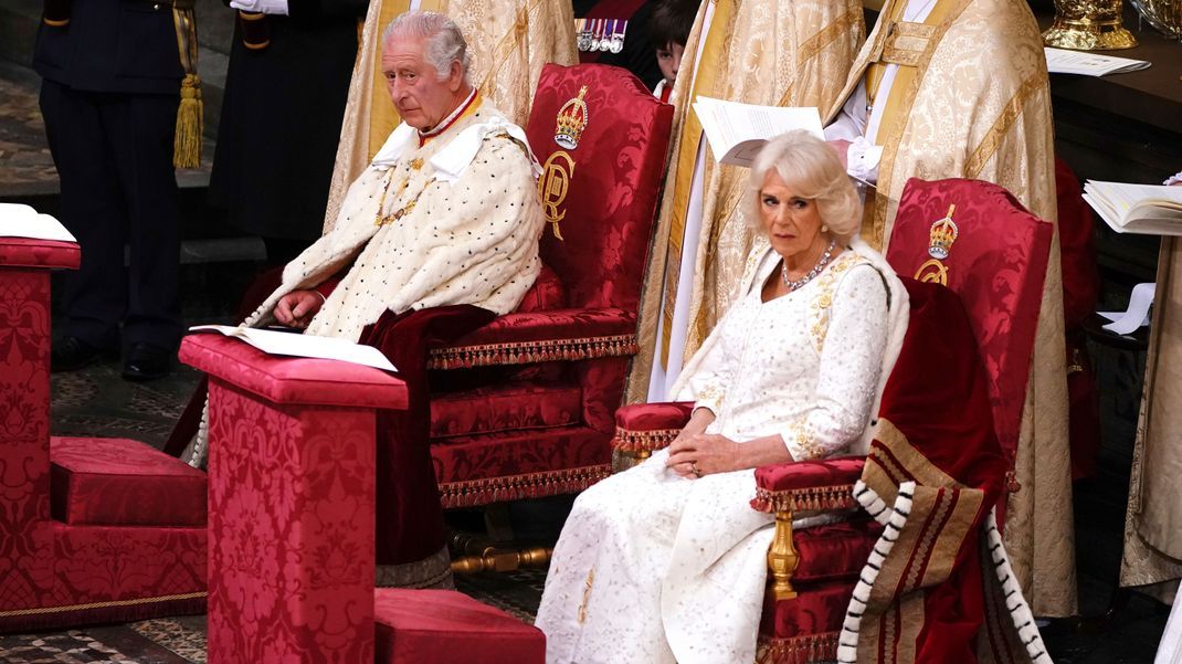 King Charles III und seine Queen Camilla während der Krönungszeremonie.