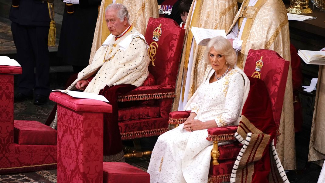 King Charles III und seine Queen Camilla während der Krönungszeremonie.