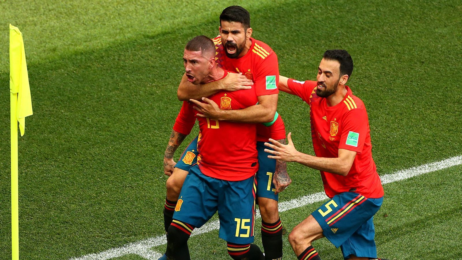 
                <strong>So krass feiert Ramos das russische Eigentor</strong><br>
                Diego Costa springt auf Ramos' Rücken, als sei das Spiel schon gewonnen und als wolle er auf seinem Teamkollegen in den Sonnenuntergang reiten. Auch Sergio Busquets hat Spaß.
              