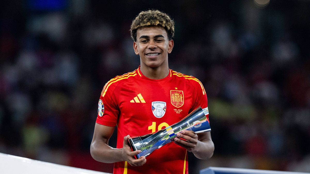 Lamine Yamal (Spanien, 19) jubelt ueber den Sieg und Titel als Europameister und wird als bester junger Spieler des Turniers ausgezeichnet, GER, Spain (ESP) vs England (ENG), Fussball Europameister...