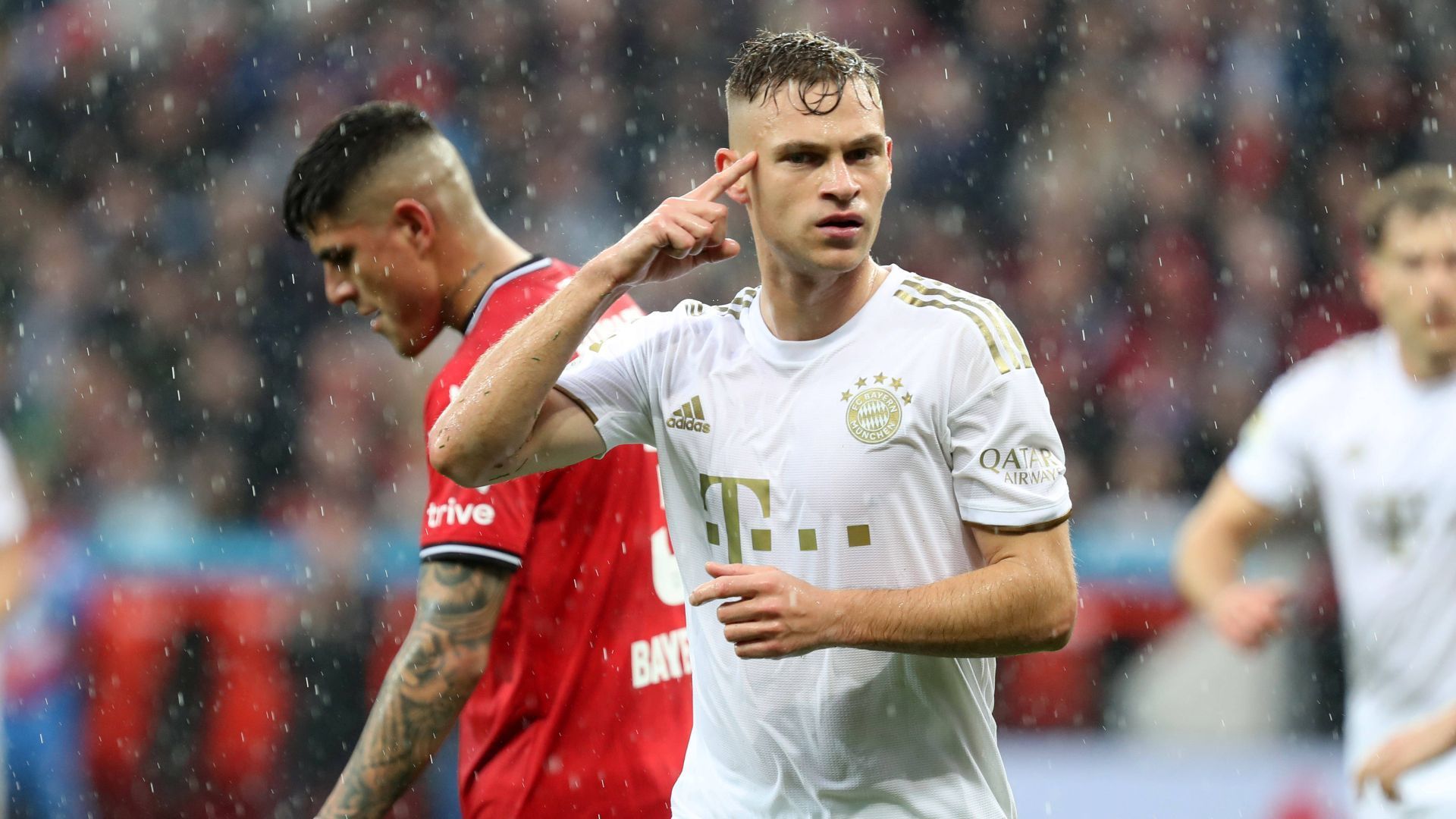 
                <strong>Joshua Kimmich</strong><br>
                Gemeinsam mit Goretzka stark im defensiven Mittelfeld, nimmt die Zweikämpfe an. Im Offensivspiel auch immer mal wieder mit einer Idee. Hat bei seinem Führungstreffer Glück, dass der Schuss entscheidend abgefälscht wird. Nach dem Seitenwechsel nicht mehr ganz so zwingend, auch deshalb gleitet den Bayern das Spiel aus den Händen. Trotzdem noch einer der besseren Bayern an diesem Tag. ran-Note: 3
              