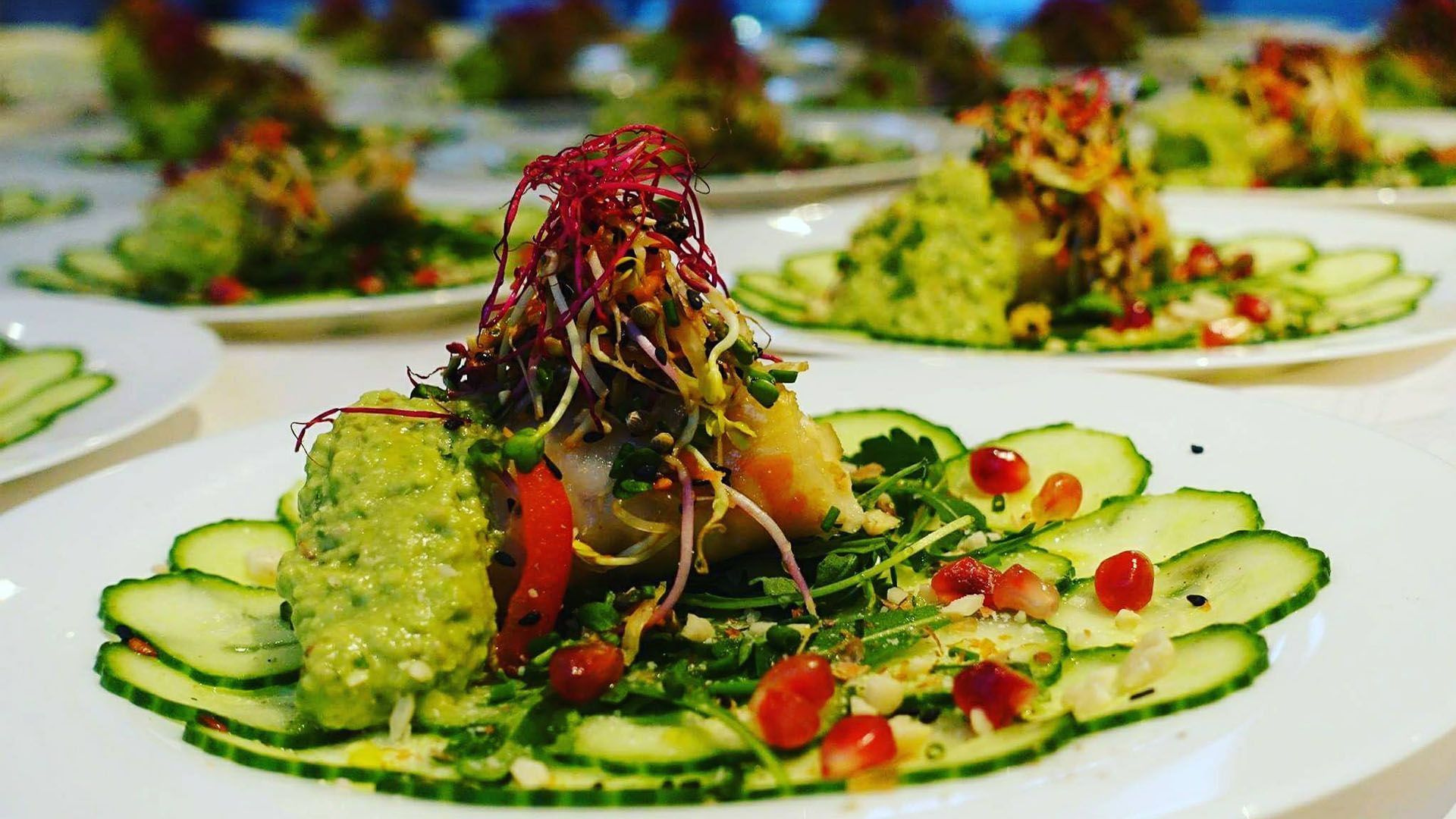 Gurken-Carpaccio an Apfel-Ingwer-Dip mit Chia-Samen