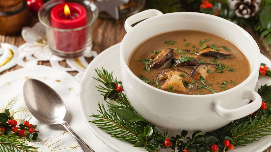 Köstlich cremig: Pilzcremesuppe, getoppt mit ein paar knackigen Kürbiskernen.