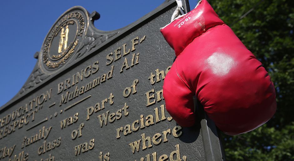 
                <strong>Muhammad Ali</strong><br>
                Vor dem Haus seiner Kindheit wurde ihm zu Ehren eine Gedenktafel aufgestellt an der zwei Boxhandschuhe hängen.
              