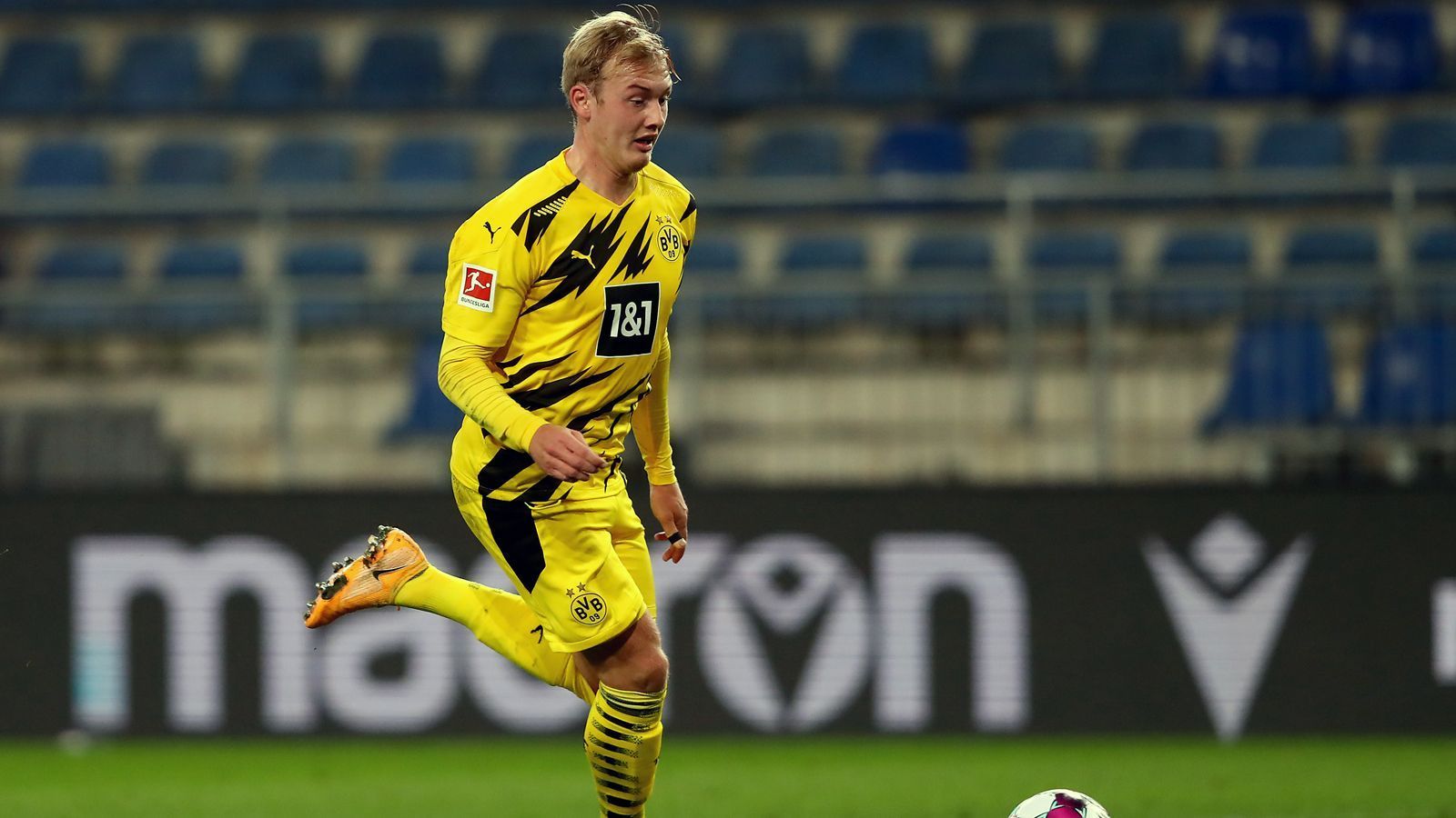 
                <strong>Mittelfeld: Julian Brandt (Borussia Dortmund)</strong><br>
                Auch in seinem zweiten Jahr bei Borussia Dortmund hat Nationalspieler Julian Brandt immer noch einen schweren Stand beim Champions-League-Teilnehmer. In der Bundesliga kam der Offensivmann in nur ziemlich genau der Hälfte der möglichen Spielminuten zum Einsatz (769 von 1530 möglichen Minuten). Die Bilanz in dieser Zeit ist auch überschaubar für einen Spieler der seiner Klasse. Lediglich ein Tor und eine Vorlage stehen nach der Hinrunde für den 24-Jährigen zu Buche. Zuletzt gab es Gerüchte über einen möglichen Abgang, der FC Arsenal wurde in Berichten als angeblicher Interessent genannt. Passend zu Brandts schwacher Hinserie musste er ausgerechnet am 17. Spieltag eine bittere 1:2-Niederlage bei seinem Ex-Klub Bayer Leverkusen miterleben. 
              