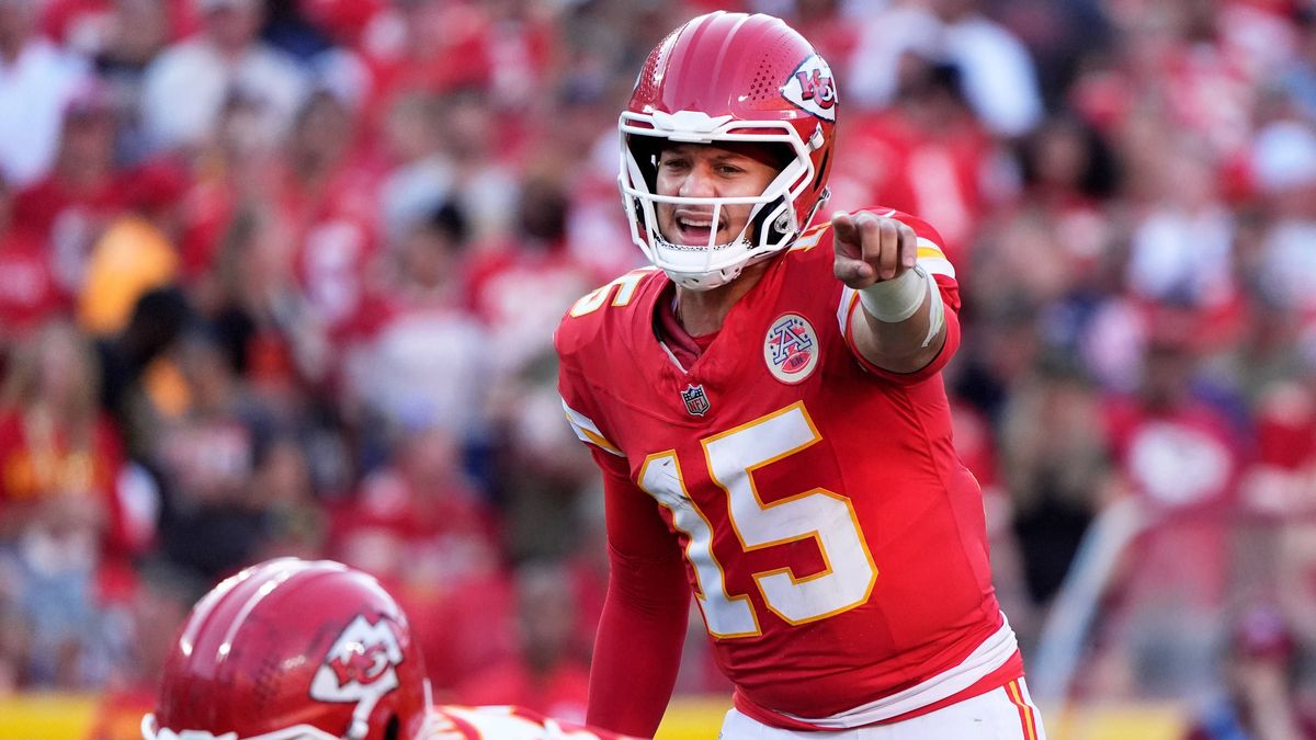 Kansas City Chiefs quarterback Patrick Mahomes (15) calls out coverage against the Ravens at Arrowhead Stadium in Kansas City, Missouri on Sunday, September 28, 2025. PUBLICATIONxNOTxINxUSA KCP2025...