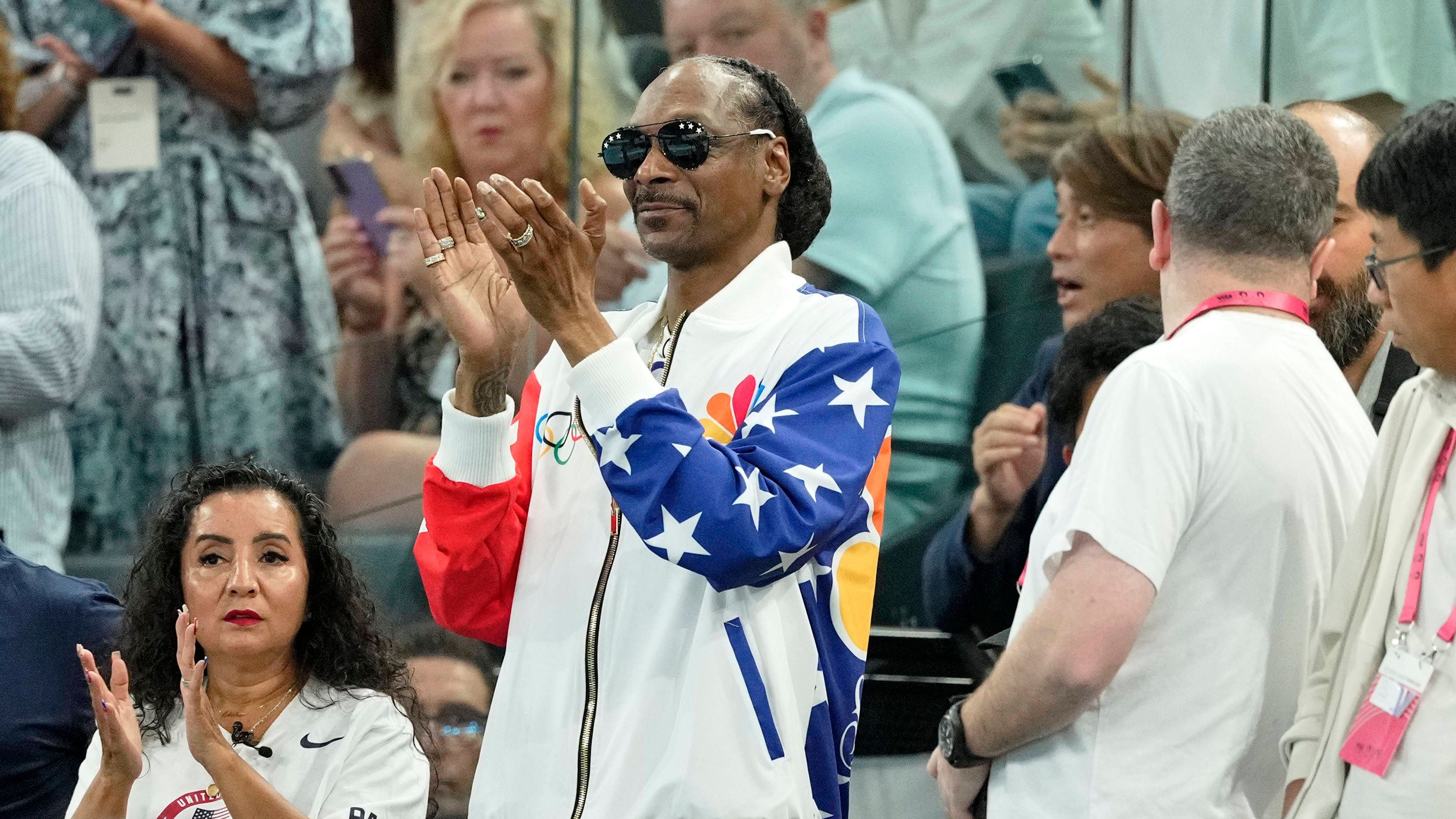 <strong>Olympia 2024: Die besten Bilder des zweiten Tages</strong><br>Der amerikanische Rapper und olympische Fackelträger Snoop Dogg war dabei und jubelte dem US-Team zu.