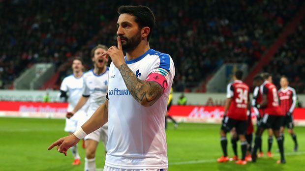 
                <strong>Darmstadt (14 Spieler aus der Türkei)</strong><br>
                Darmstadt (14 Spieler aus der Türkei): Beim Aufsteiger aus Hessen ist Kapitän Aytac Sulu bereits der 14 Spieler mit türkischem Pass in der Vereingeschichte. Und unter seinen Landsleute in der 98-Historie ist Sulu mittlerweile auch derjenige, mit den meisten Einsätzen - und es dürften wohl noch viele folgen.
              
