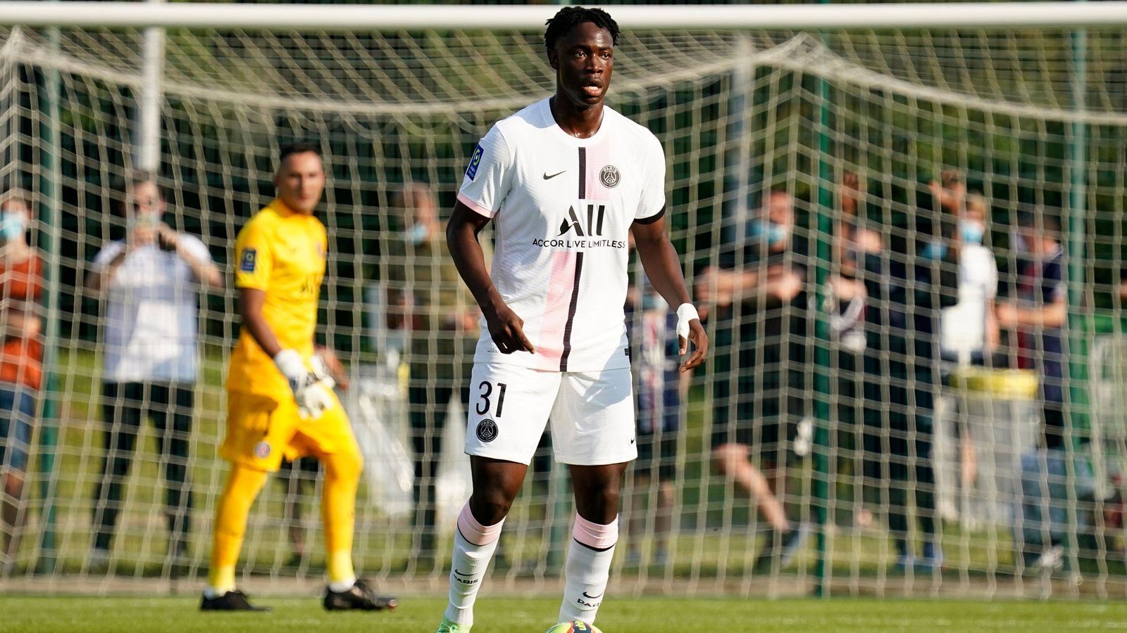 
                <strong>El Chadaille Bitshiabu</strong><br>
                Obwohl der erst 17-jährige El Chadaille Bitshiabu für die PSG-Profis bereits drei Mal zum Einsatz kam, könnte auch der fast zwei Meter große Innenverteidiger dem Ligue-1-Krösus durch die Lappen gehen. Laut "Sportbild" soll unter anderem der FC Bayern am Toptalent interessiert sein, den Teenager als Perspektivspieler im Auge haben. Der jüngste Spieler, der je für die PSG-Profis in einem Pflichtspiel zum Einsatz kam, hat noch einen Vertrag bis 2024. 
              