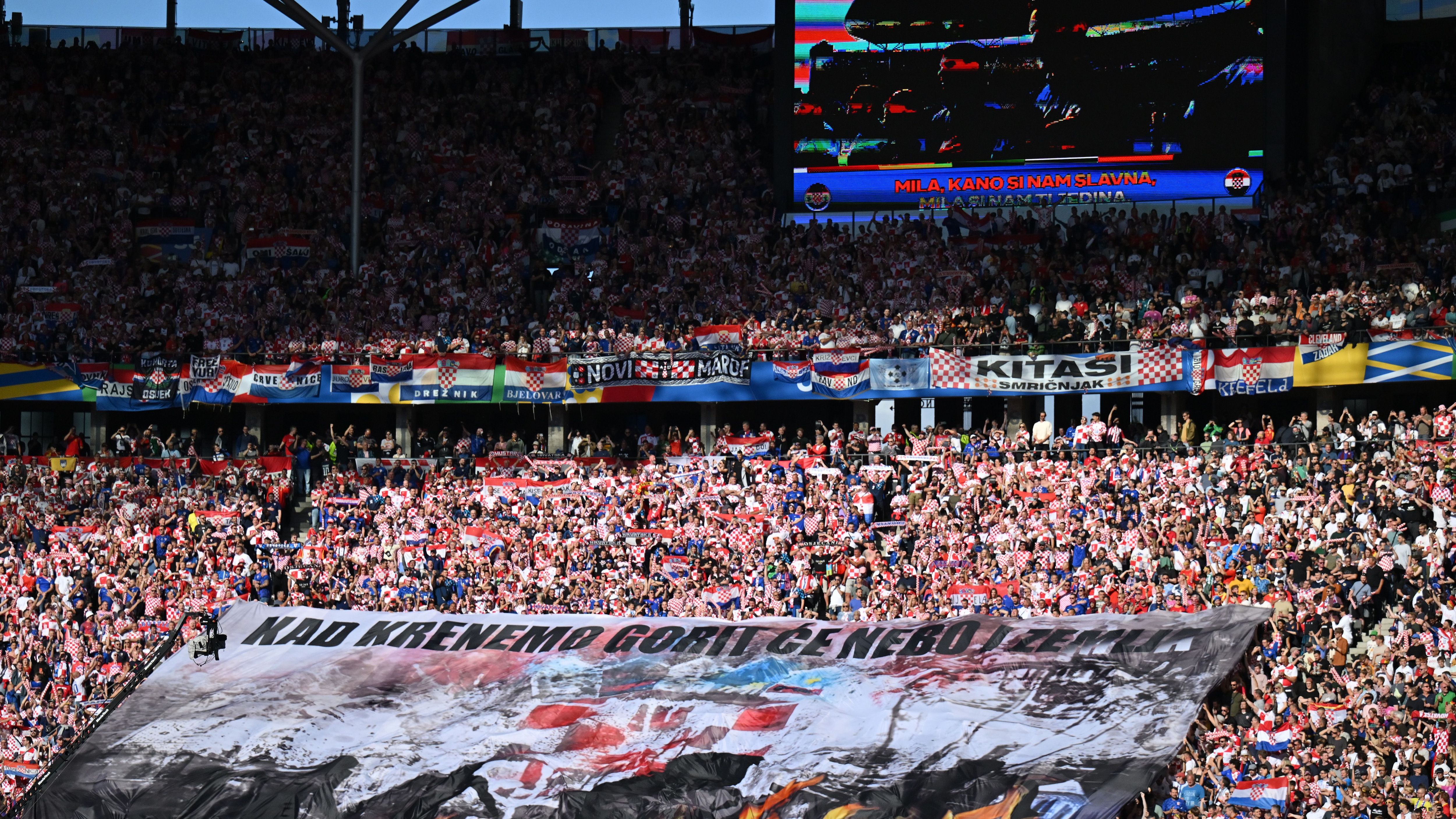 <strong>Der zweite EM-Tag in Bildern</strong><br>... und verwandelten ihre Fankurve in ein rot-weiß-blaues Farbenmeer.&nbsp;