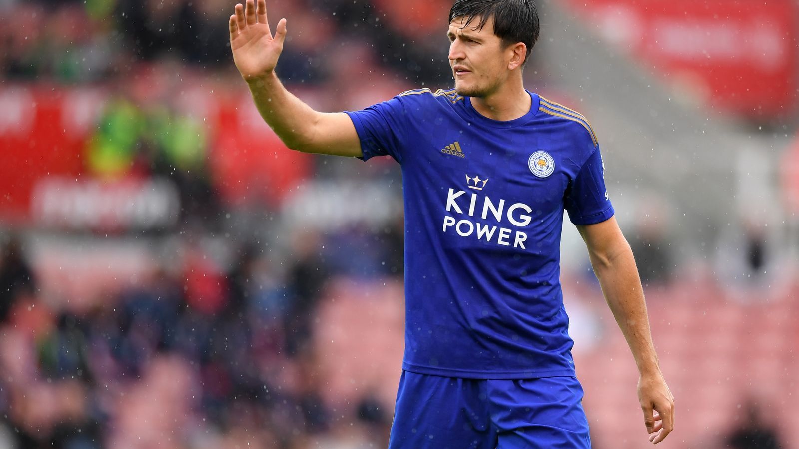 
                <strong>Harrry Maguire (Manchester United)</strong><br>
                80 Millionen Pfund - umgerechnet 87,4 Millione Euro. Das lässt sich Manchester United die Dienste von Harry Maguire kosten. Der englische Nationalspieler wechselt von Leicester City zu den Red Devils. Bei United unterschreibt der 1,94-Meter-Riese einen Sechs-Jahres-Vertrag. Mit der Ablöse von über 85 Millionen Euro ist Maguire nun auch der teuerste Verteidiger. Seine Ablöse übertrifft damit die von Virgil van Dijk, die Liverpool im Janar 2018 für den Niederländer an Southampton gezahlt hatte.
              