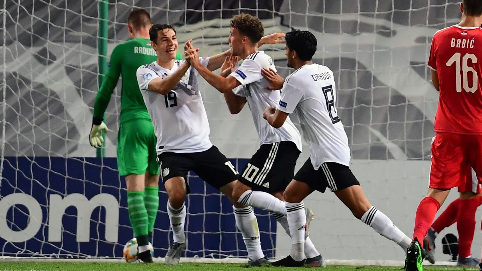 
                <strong>U21-EM: Die DFB-Spieler gegen Serbien in der Einzelkritik</strong><br>
                Nach dem EM-Auftakterfolg über Dänemark nimmt die deutsche U21-Auswahl auch die Hürde Serbien spielerisch. ran.de benotet die Spieler von Trainer Stefan Kuntz für den überzeugenden Auftritt in Triest.
              