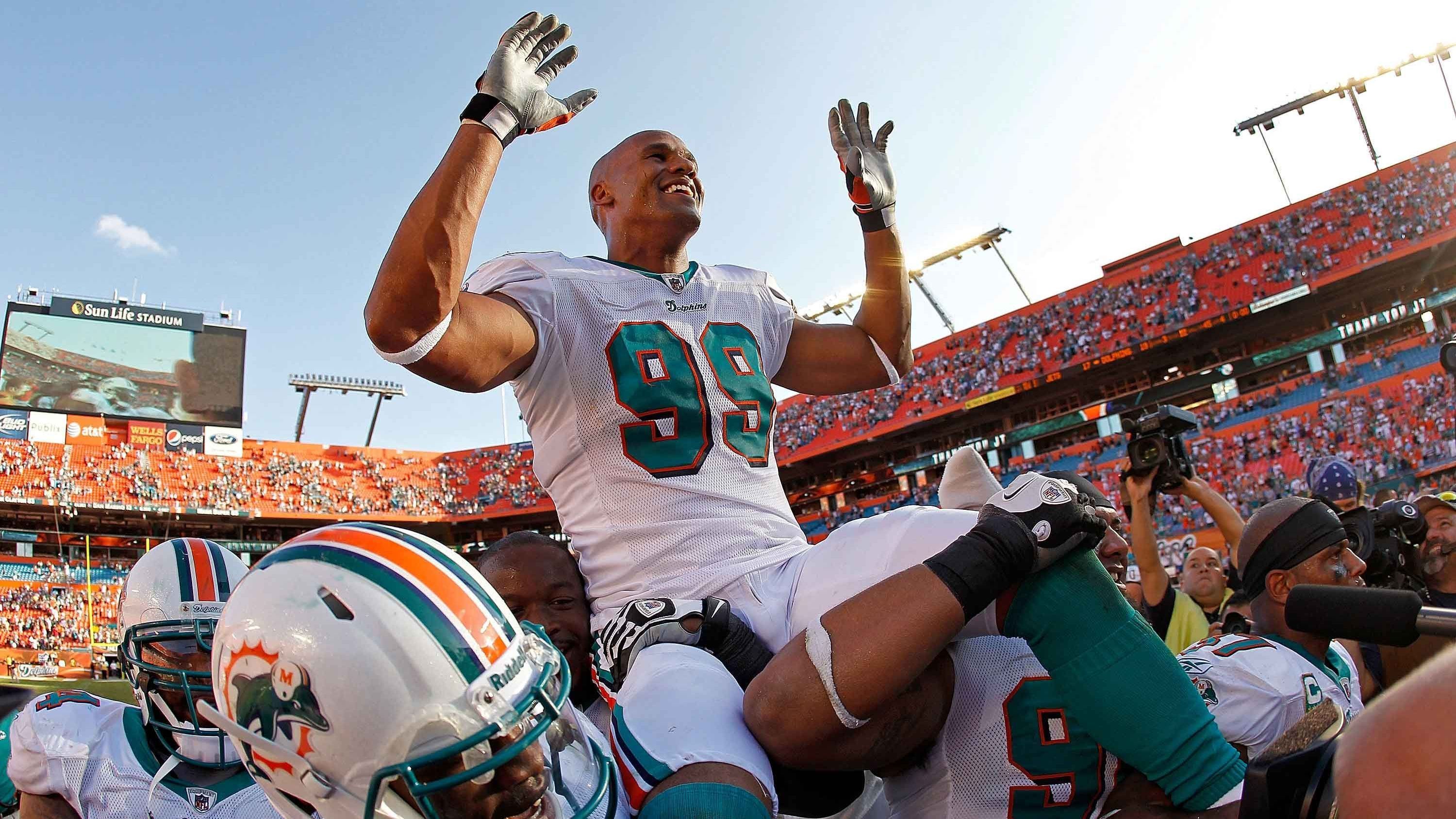 <strong>Miami Dolphins</strong><br>
                • Franchise-Rekord (all-time): Jason Taylor (1997-2007, 2009, 2011): 131<br>• Franchise-Rekord (eine Saison): Jason Taylor (2002): 18,5