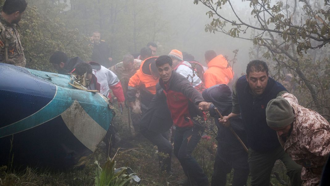 Wegen schlechter Wetterbedingungen verunglückte ein Hubschrauber mit dem damaligen iranischen Präsidenten Ebrahim Raisi.