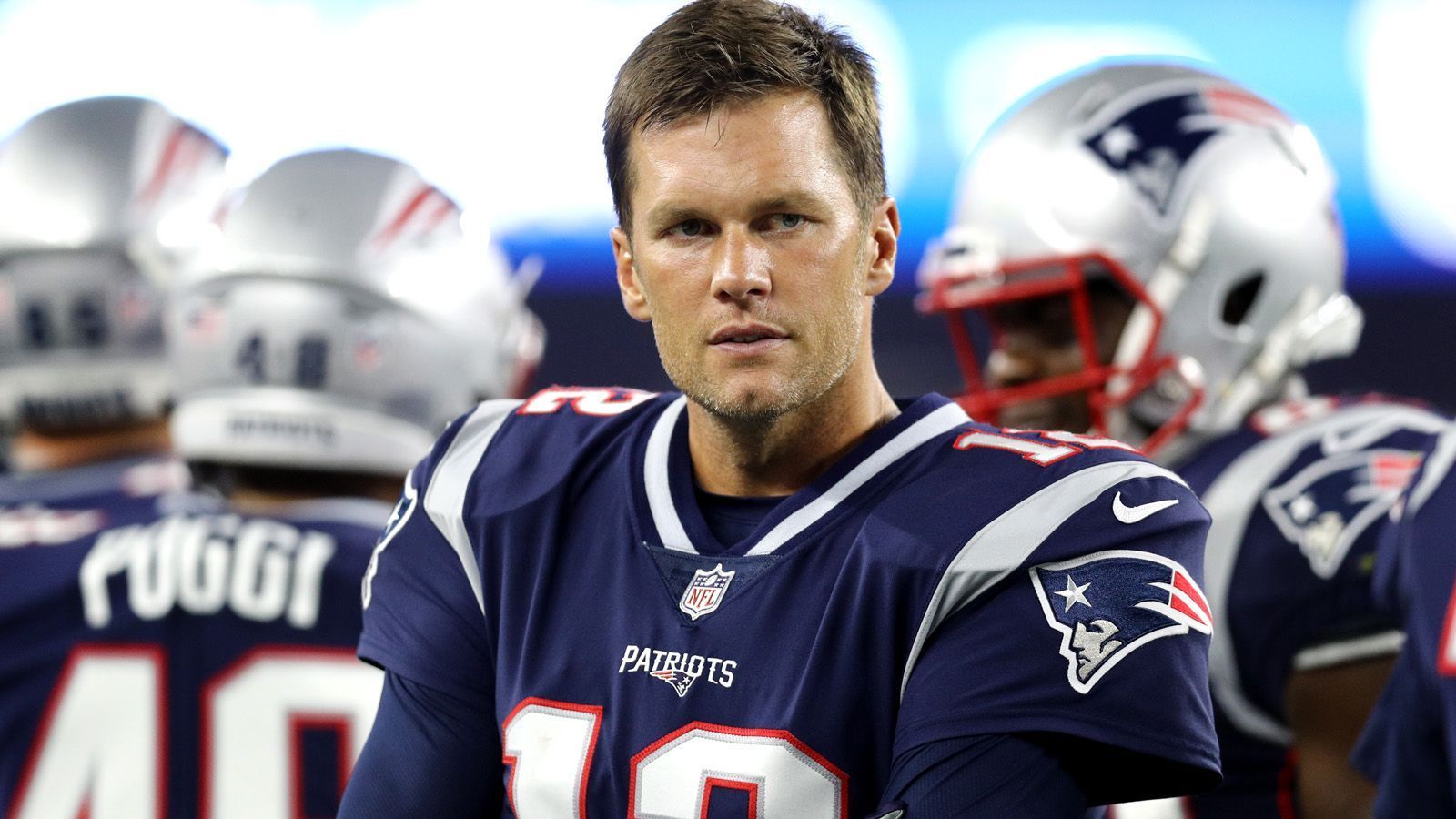 
                <strong>Mit Polizeieskorte zum ersten Playoff-Match</strong><br>
                Einige Wochen zuvor wäre Brady beinahe zu spät zu seinem ersten Playoff-Spiel gekommen. Rund um das Stadion in Foxborough herrschte totales Schneechaos, der junge Quarterback steckte im Stau fest. Dank einer Polizeieskorte, die ihn zum Stadion begleitete, schaffte es Brady dann doch noch pünktlich zum Kickoff. 
              