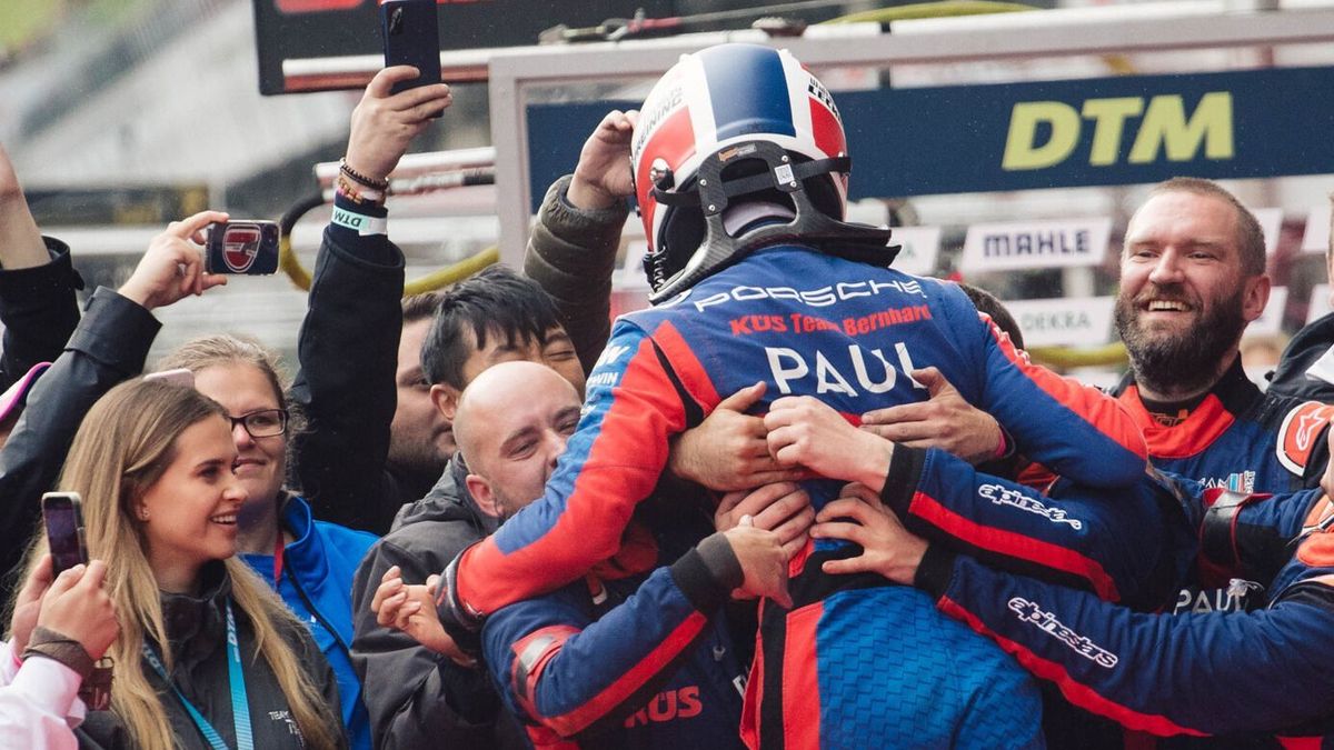 Thomas Preining feiert mit seinem Team den Sieg in Spielberg