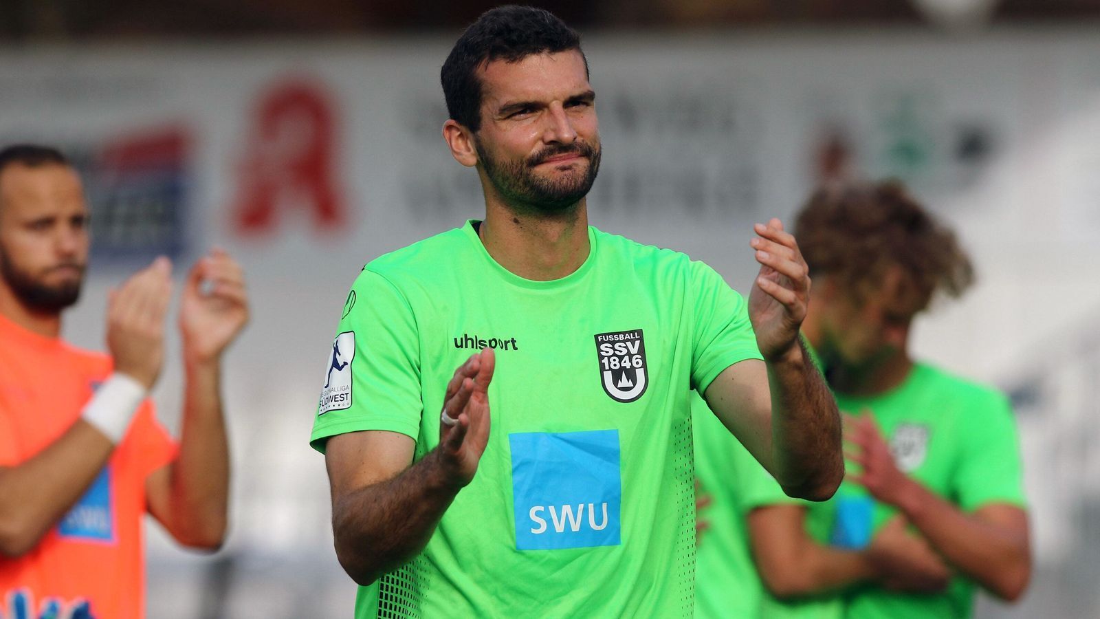 
                <strong>Thomas Rathgeber (FC Kempten)</strong><br>
                Die Landesliga Bayern Südwest ist nun in der zweiten Saison in Folge die sportliche Heimat des früheren Profi-Stürmers Thomas Rathgeber. Der Ex-Bundesliga- und Zweitliga-Stürmer für Bochum und die SpVgg Unterhaching geht seit 2020 für den Sechstligisten FC Kempten auf Torejagd. Damit schließt sich für den 36-Jährigen quasi der Kreis, denn er wurde in Kempten geboren und hat schon früh in seiner Karriere das erste Mal für den FC Kempten gespielt. 
              