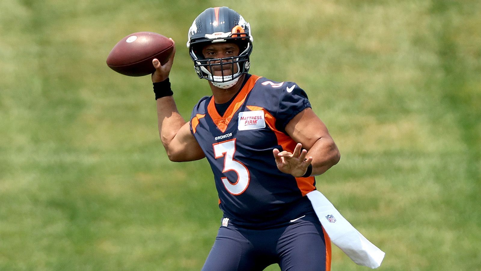 
                <strong>1. Russell Wilson</strong><br>
                &#x2022; Team: Denver Broncos<br>&#x2022; Position: Quarterback<br>&#x2022; seit 2012 in der NFL<br>&#x2022; seit 2022 im Team<br>
              