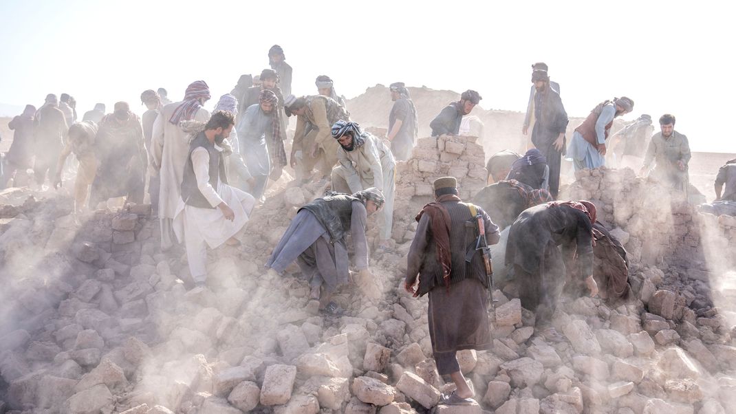 Afghanistan, Herat: Freiwillige arbeiten in den Trümmern nach einem Erdbeben im Bezirk Zenda Jan.