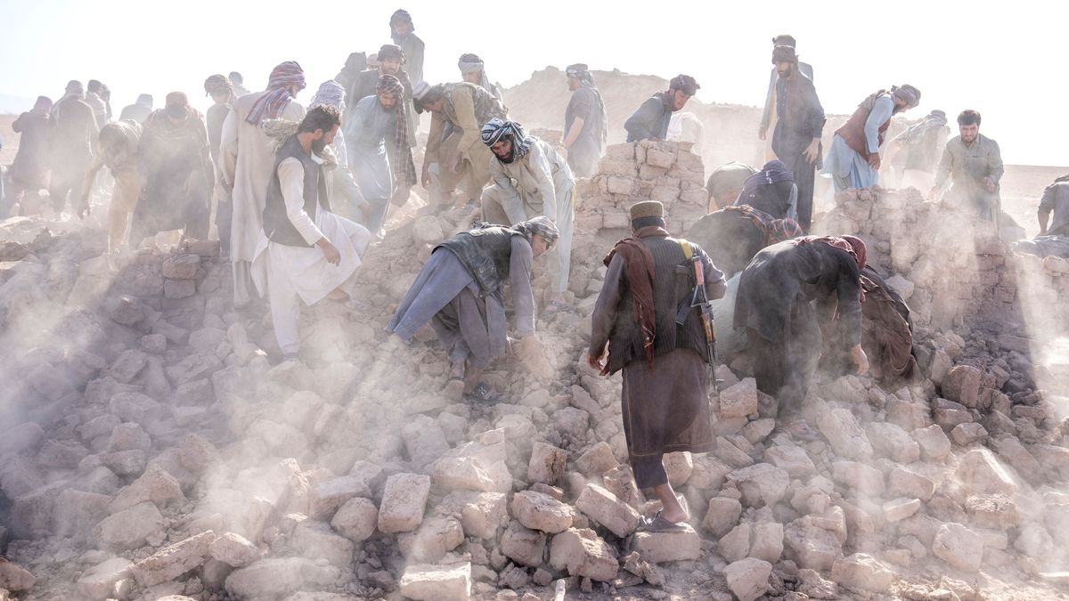 Afghanistan, Herat: Freiwillige arbeitet in den Trümmern nach einem Erdbeben im Bezirk Zenda Jan. 