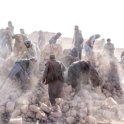 Afghanistan, Herat: Freiwillige arbeitet in den Trümmern nach einem Erdbeben im Bezirk Zenda Jan. 