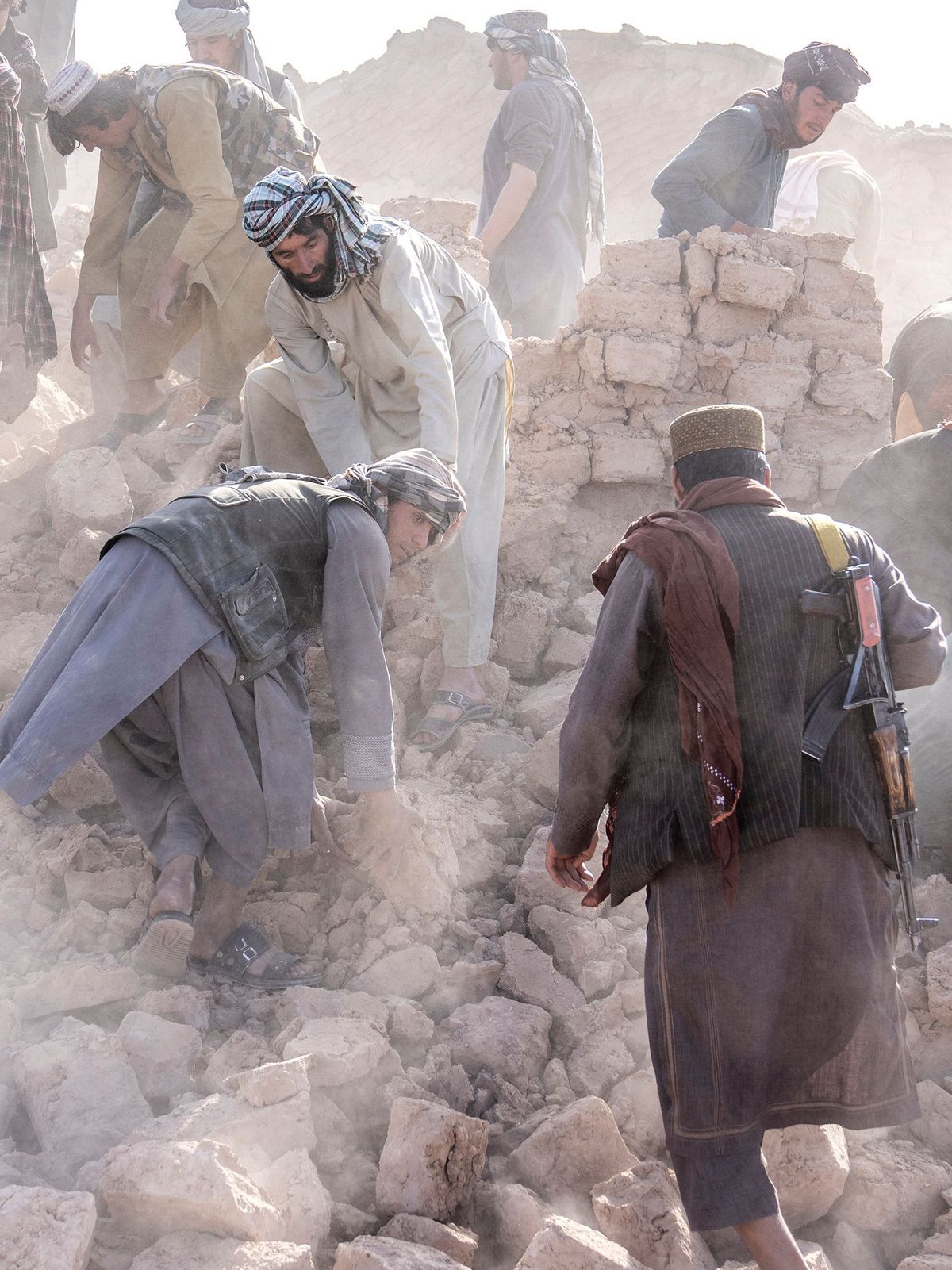 Afghanistan, Herat: Freiwillige arbeitet in den Trümmern nach einem Erdbeben im Bezirk Zenda Jan. 
