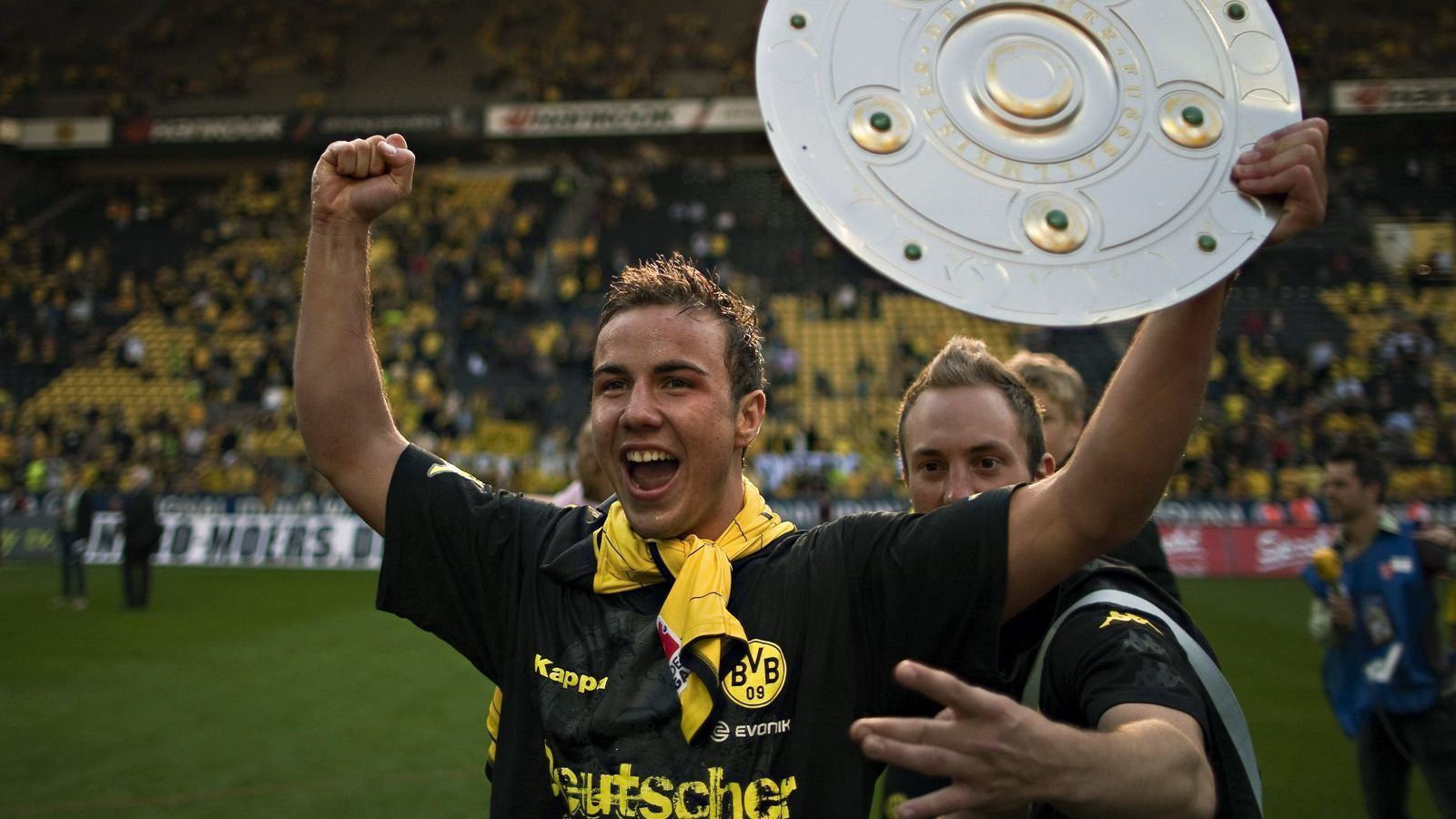 
                <strong>Mario Götze</strong><br>
                Die Meister-Saison des BVB nutzte das damals erst 18 Jahre alte Talent Mario Götze für den großen Durchbruch. Der Teenager trug zum überraschenden Titelgewinn der Dortmunder selbst sechs Bundesliga-Treffer bei 33 Einsätzen bei und startete so seine spätere Weltkarriere, die ihn 2014 zum Weltmeister machte. 2013 verpflichteten die Bayern den früheren DFB-Star, doch an der Säbener Straße konnte er nicht dauerhaft an seine vorherigen Dortmunder Glanzleistungen anknüpfen. Daher kehrte Götze drei Jahre später zur Borussia zurück, um seine Laufbahn wieder in Schwung zu bringen. Dies gelang aber nicht zuletzt wegen einer Stoffwechselerkrankung nicht. Im Sommer 2020 verließ Götze den Pott und wechselte zur PSV Eindhoven, wo der 28-Jährige unter dem deutschen Coach Roger Schmidt aufblüht.
              