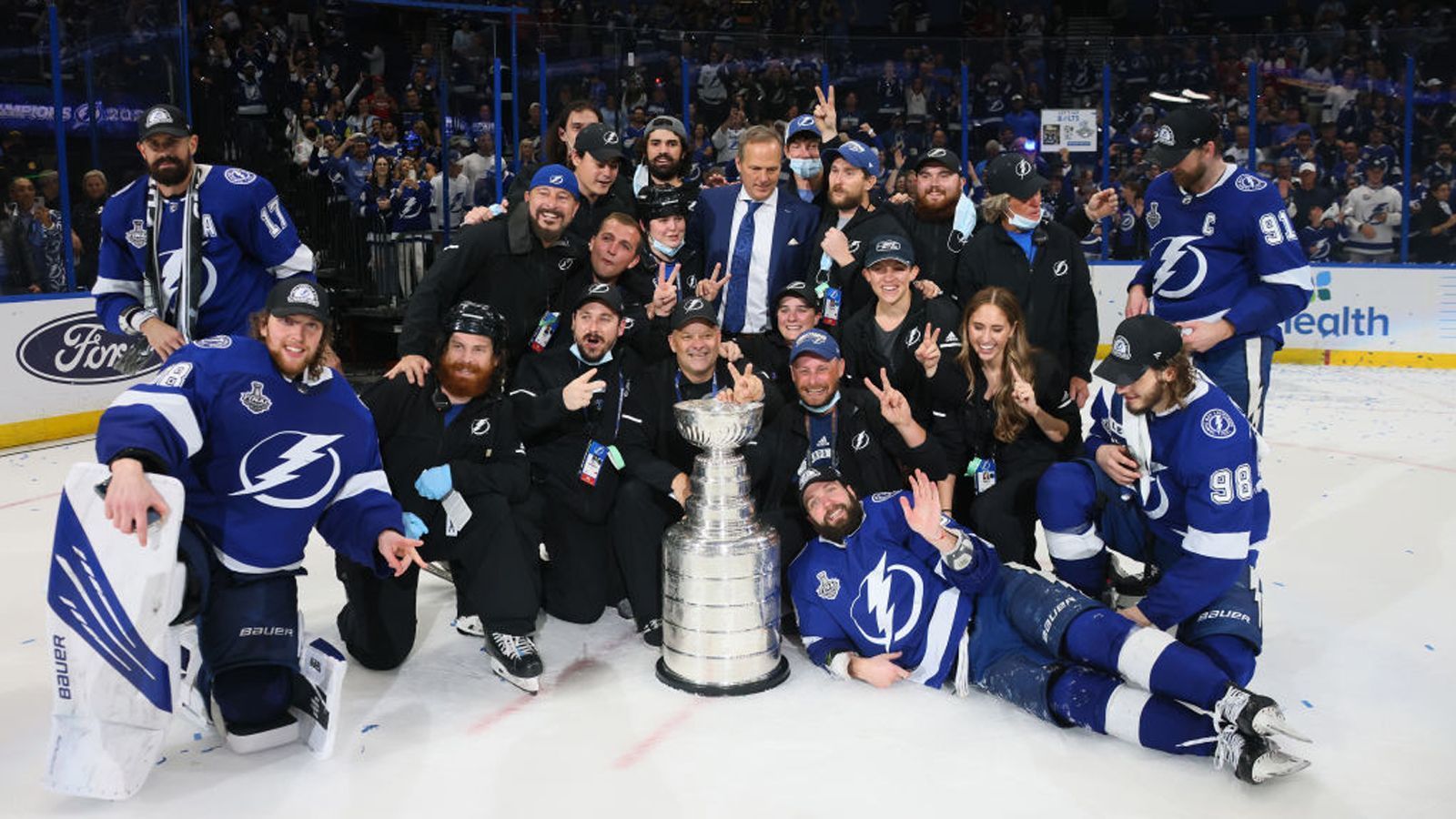 
                <strong>Platz 1: Tampa Bay Lightning</strong><br>
                Tampa Bay Lightning gewann in den vergangenen beiden Spielzeiten den Stanley Cup und ist auch diesmal der logische Favorit. In der ersten Playoff-Runde lag die Franchise aus dem Sunshine State gegen die Toronto Maple Leafs mit 2:3 hinten und entschied die Serie dennoch für sich. Danach wurden die Florida Panthers, das beste Team der NHL-Hauptrunde, mit vier Siegen aus vier Spielen regelrecht deklassiert. Die Mannschaft von Headcoach Jon Cooper ist eingespielt, weil es der Kern des Teams schon bei beiden Stanley-Cup-Siegen bestand.
              