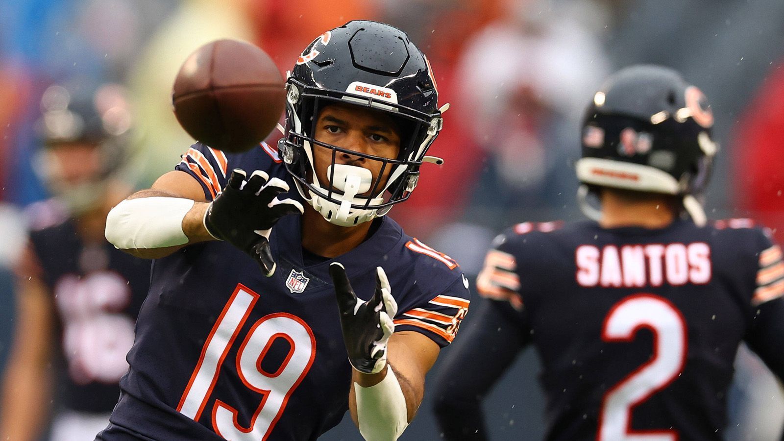 
                <strong>Equanimeous St. Brown (Chicago Bears)</strong><br>
                ... St. Brown selbst stand zwar bei fast allen offensiven Snaps auf dem Feld, war aber nur zwei Mal Ziel von Quarterback Justin Fields - verbuchte daraus keinen Catch. Erst im letzten wilden Play bekam EQ einen Lateral-Pass zugespielt und erzielte neun Yards, ehe er das Leder wieder abgeben musste. Der älteste St.-Brown-Bruder steht nach Woche vier damit bei insgesamt 86 Yards durch die Luft, 43 am Boden und einem Touchdown.
              