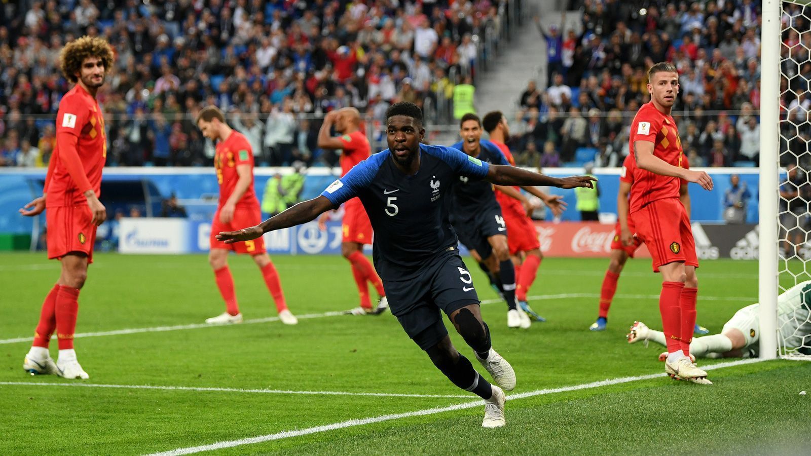 
                <strong>Samuel Umtiti</strong><br>
                Nicht ganz so oft wie Varane ist Umtiti letzte klärende Instanz. Eine De-Bruyne-Hereingabe in den Fünfmeterraum klärt er gut. Kurz vor der Pause hat er allerdings großes Glück, als ihm eine Hereingabe durchrutscht, Lukaku daraus aber nichts machen kann. Dann in der 51. Minute sein großer Moment: Eine Ecke von Griezmann köpft er zur französischen Führung ein. So wird Umtiti am Ende zum Matchwinner für Frankreich. ran-Note: 2
              