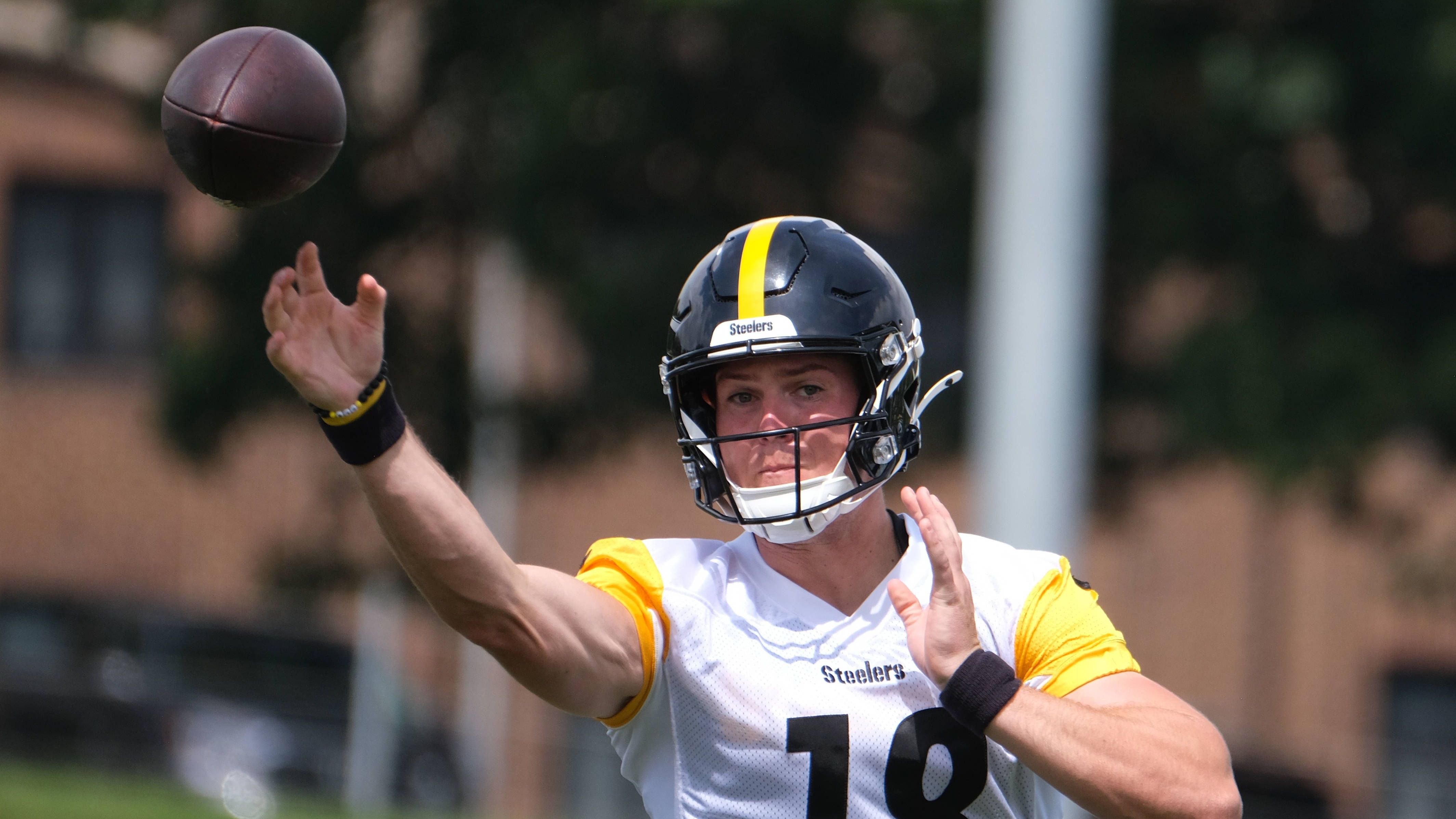 <strong>Will Howard (Pittsburgh Steelers)</strong><br>Der Sechstrunden-Pick musste die Preseason wegen einer Handverletzung aussetzen. Vieles spricht dafür, dass die Steelers ihn auf die Injured Reserve List setzen. Ihm droht eine Rookie-Saison ohne Chance auf Einsatzzeit.
