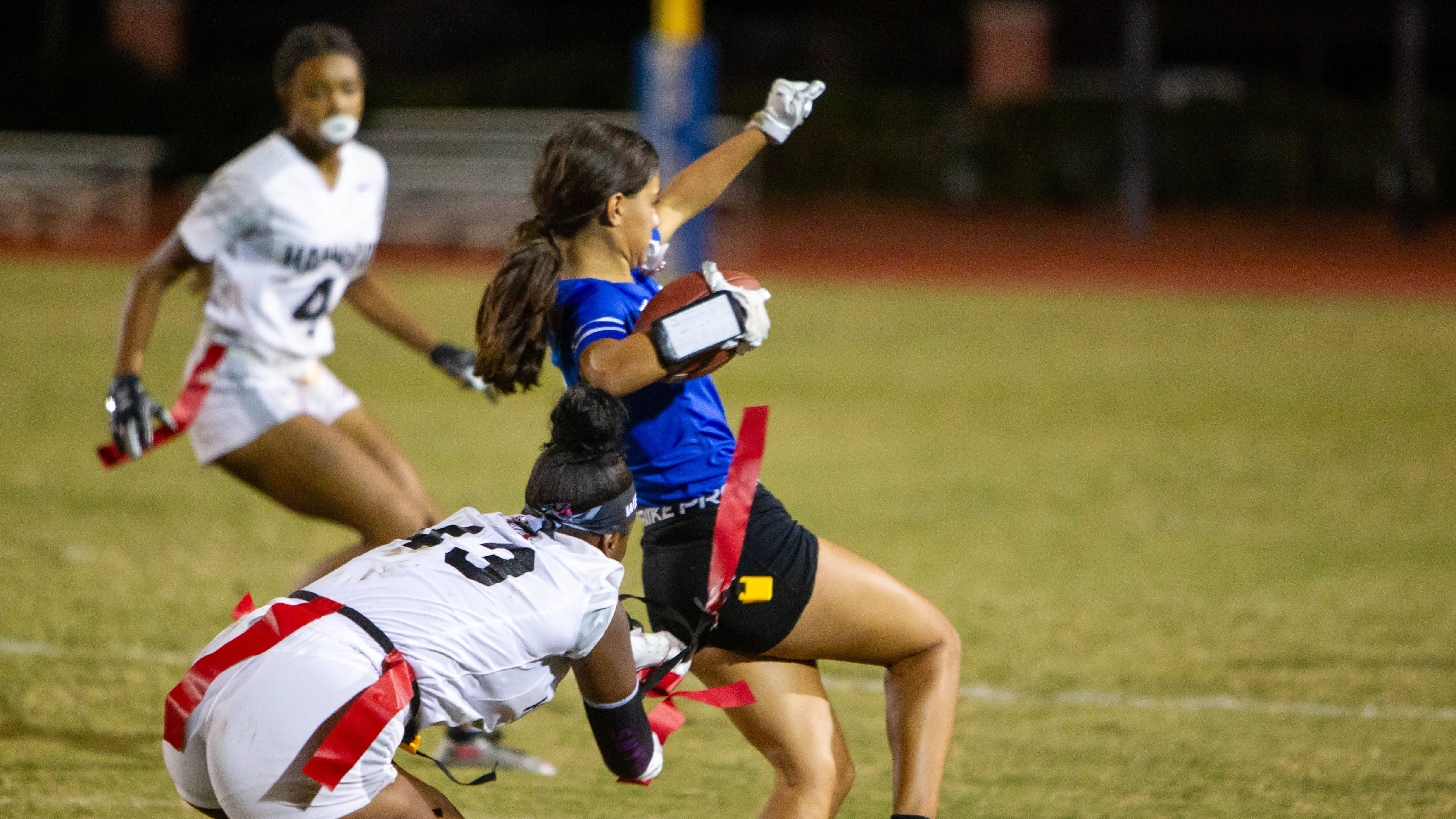 <strong>So funktioniert Flag Football</strong><br>Flag Football ist eine Variante des American Footballs. Deswegen sind die Regeln nahezu gleich. Ein wichtiger Unterschied: Körperkontakt ist nicht erlaubt. Deswegen können Frauen und Männer zusammen in einem Team spielen.