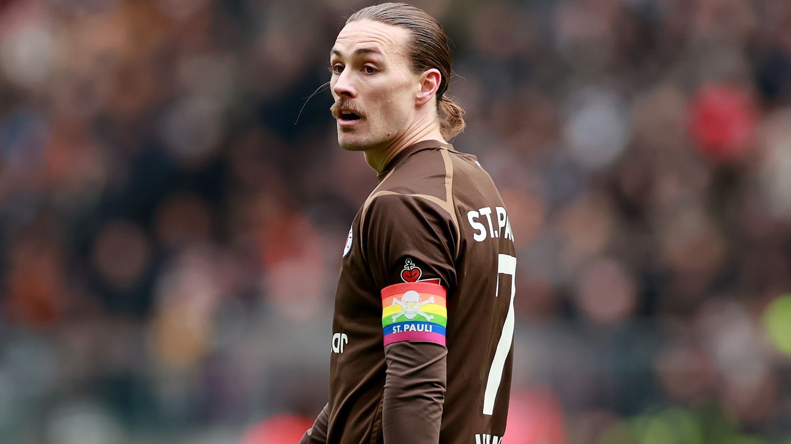 <strong>Zentraler Mittelfeldspieler: Jackson Irvine (FC St. Pauli)</strong><br>Er ist das Herzstück, der Kapitän der Mannschaft und im Zusammenspiel mit Hartel unersetzlich. Der von der Erfahrung und Übersicht vielleicht kompletteste Spieler der Liga, der mit seiner Spielintelligenz viele Räume ermöglicht, aber auch verteidigt. Zudem drei Tore und vier Vorlagen.<br>2. Philipp Sander (Kiel), 3. Ao Tanaka (Düsseldorf)