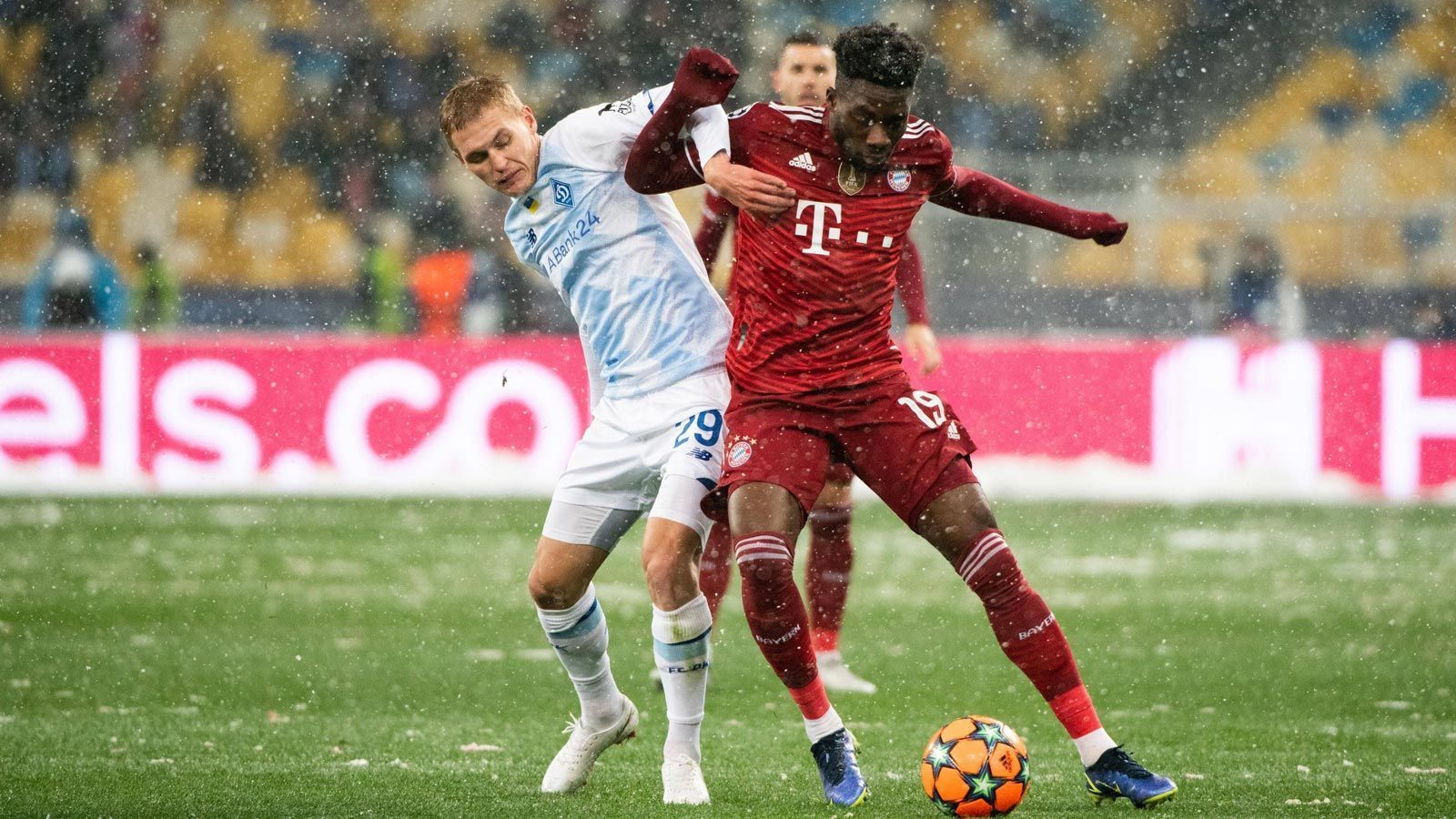 
                <strong>Alphonso Davies</strong><br>
                Auch Davies war auf der linken Außenbahn sehr bemüht, er konnte den Turbo aber nicht immer wie gewünscht zünden. Auch nicht beim Gegentor zum 1:2, als er zu spät kam. Im Vergleich zu Coman auf der rechten Seite fiel Davies ab. ran-Note: 3
              