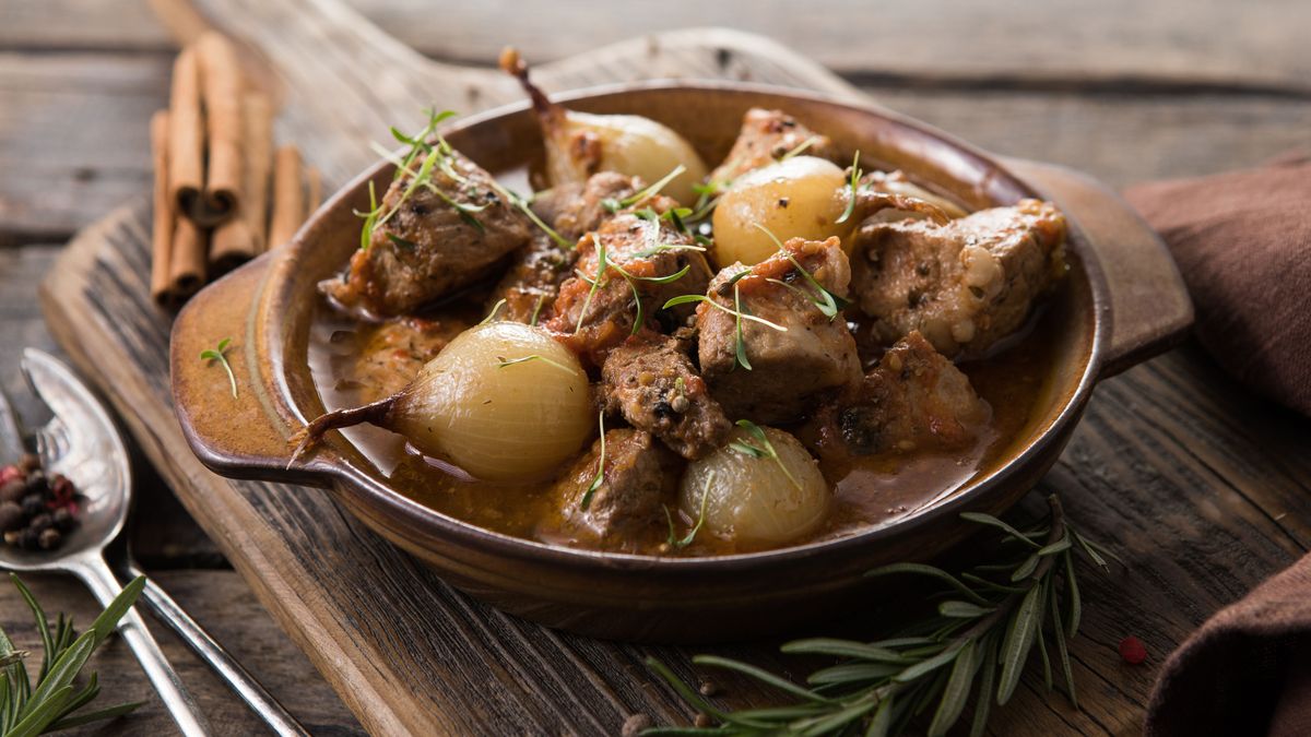 Köstliches griechisches Stifado mit aromatischen Kräutern.