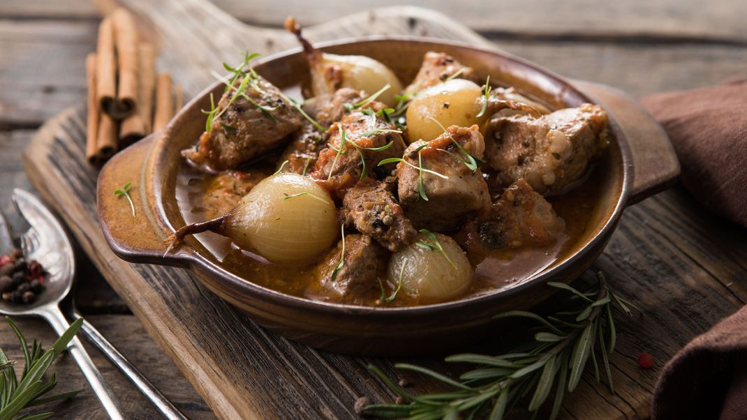 Köstliches griechisches Stifado mit aromatischen Kräutern.