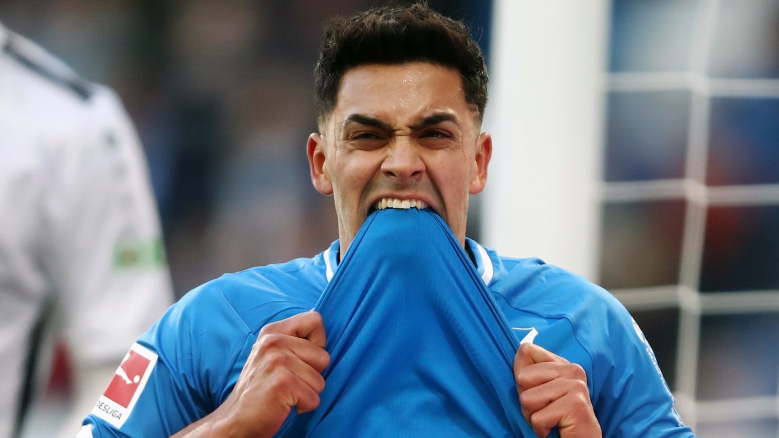 
                <strong>Nadiem Amiri (1899 Hoffenheim)</strong><br>
                Schon Jahre, bevor Nadiem Amiri in Ludwigshafen auf die Welt kam, flüchteten seine Eltern Nazir und Najla im Jahr 1988 von Afghanistan aus ins sichere Deutschland. Der 22 Jahre alte Hoffenheimer spielte bislang stets für die deutschen U-Nationalmannschaften, aber eben noch nicht für Joachim Löws A-Team. So könnte der Mittelfeldspieler künftig auch für Afghanistan auflaufen. Sein Cousin Zubayr Amiri, der aktuell beim Regionalligisten SC Hessen Dreieich kickt, hat sich etwa für diese Variante entschieden.
              