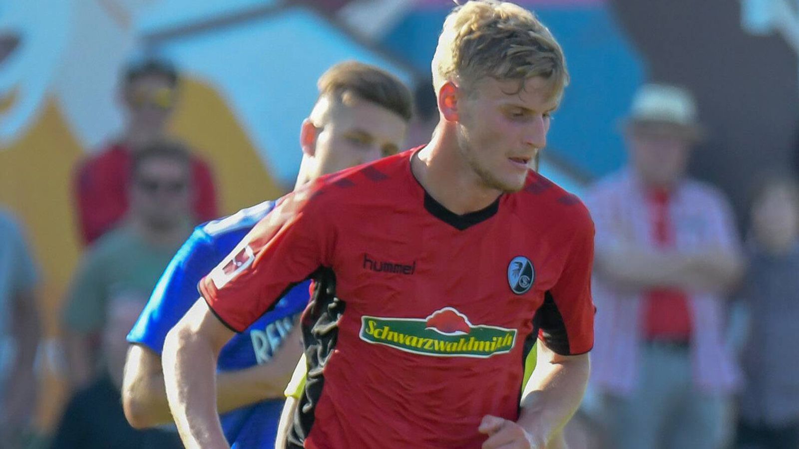 
                <strong>Christoph Daferner (SC Freiburg)</strong><br>
                Die gute Nachwuchsarbeit ist einer der Hauptgründe dafür, dass der SC Freiburg sich trotz eines geringen Budgets im Spitzenfußball etablieren konnte. Ein Kandidat, der in dieser Saison seinen Durchbruch schaffen könnte, ist der Stürmer Christoph Daferner. Vergangene Saison gelangen dem 20-Jährigen zehn Tore in der Regionalliga. Nun absolvierte er die Saisonvorbereitung bei den Profis und hinterließ auch in den Testspielen einen guten Eindruck. Zudem genießt er als deutscher U 20 Nationalspieler ein hohes Ansehen.
              