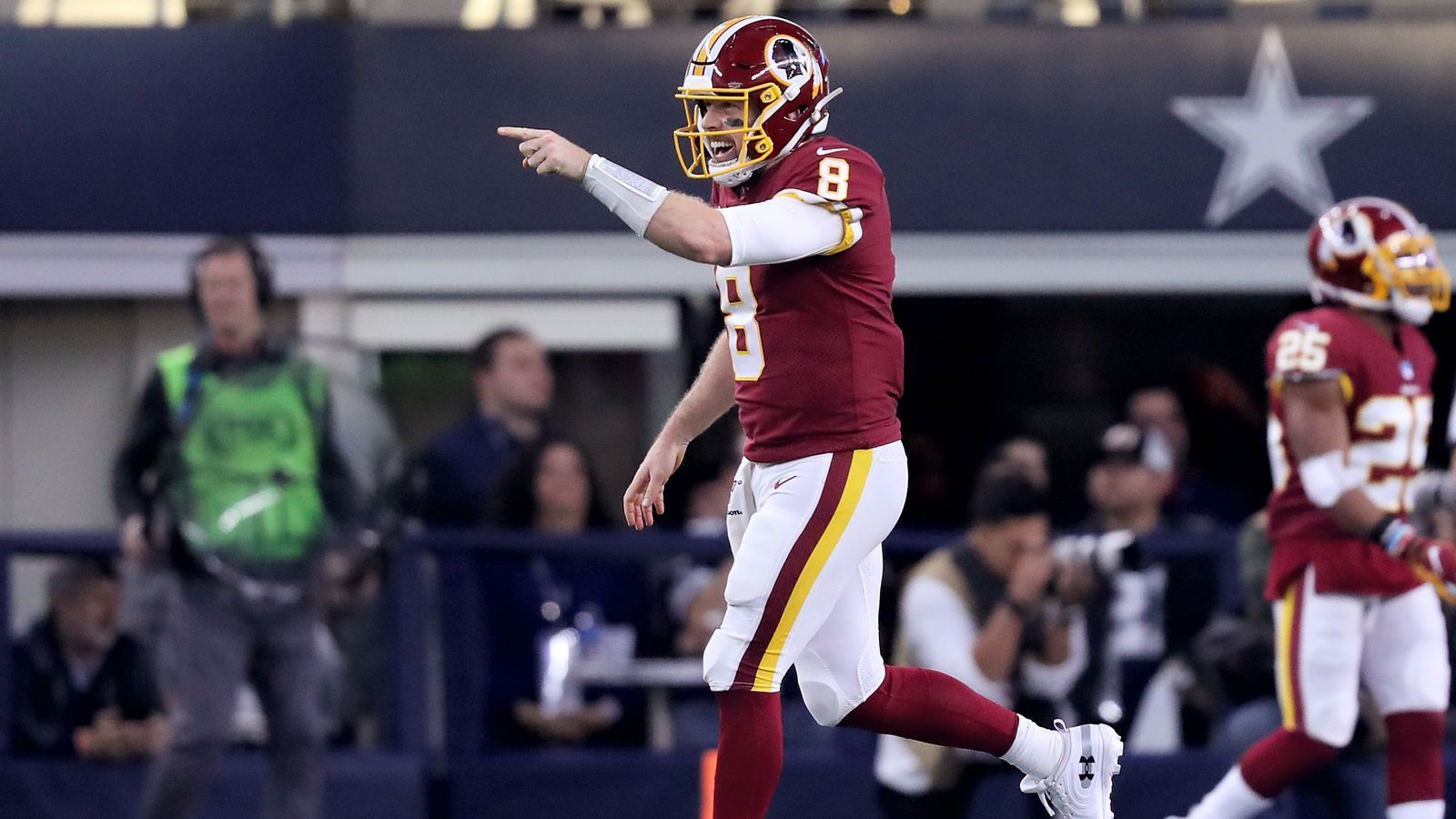 
                <strong>Case Keenum</strong><br>
                Bei den Washington Redskins wird aller Voraussicht nach Dwayne Haskins in der nächsten Saison starten. Für Keenum wird daher entscheidend sein, ob Alex Smith sich von seiner schweren Verletzung zurückkämpfen kann. Sollte Smith tatsächlich spielfähig sein, ist Keenums Zeit in Washington beendet. Der Quarterback ist jedoch ein mehr als solider Backup, daher wird er keine Schwierigkeiten haben bei einer anderen Franchise als zweiter Quarterback unterzukommen. Wird Smith hingegen nicht fit, spricht viel dafür, dass Keenum bei den Redskins bleibt und als Mentor für Haskins fungiert.
              