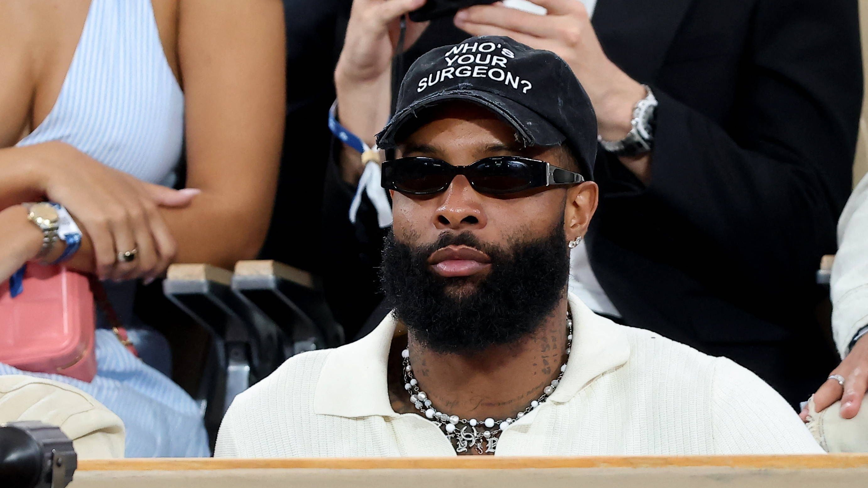 <em><strong>Odell Beckham Jr. (Free Agent)</strong><br>Im Gespräch mit Host Bill Maher bei "Club Random" wurde der Vorschlag erbracht, OBJ könne ja bei den Pittsburgh Steelers unterkommen. Die Antwort des Receivers: "Ich würde nicht sagen, dass es unmöglich ist. Ich sage auch nicht, dass es nicht bereits Gespräche gab". Zudem ist Beckham mit Quarterback Aaron Rodgers befreundet: "Ich liebe ihn, wir hatten bereits Konversationen".</em>