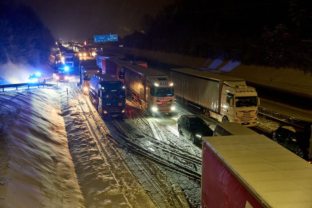 Auf der Autobahn A3 hat sich aufgrund starken Schneefalls bei Neustadt/Wied in beiden Fahrtrichtungen ein rund 15 Kilometer langer Stau gebildet. Tausende Autofahrer steckten für Stunden fest.