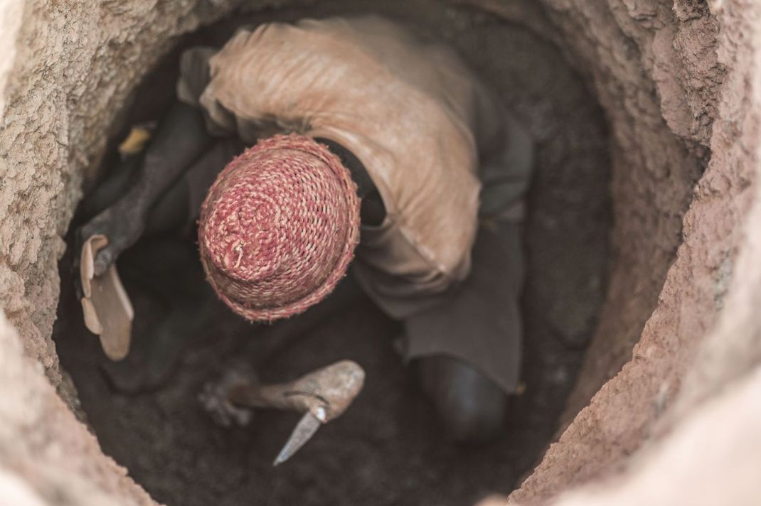 Die Minen-Arbeiter:innen dieser Goldmine im Senegal haben wenig Platz und kaum Ausrüstung. Sie arbeiten stundenlang bei hohen Temperaturen.