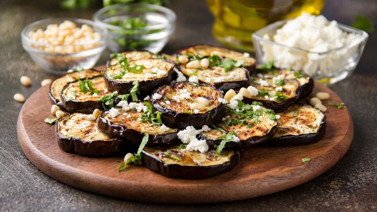 Gerillte Auberginen mit Feta sind perfekt für den Sommer.