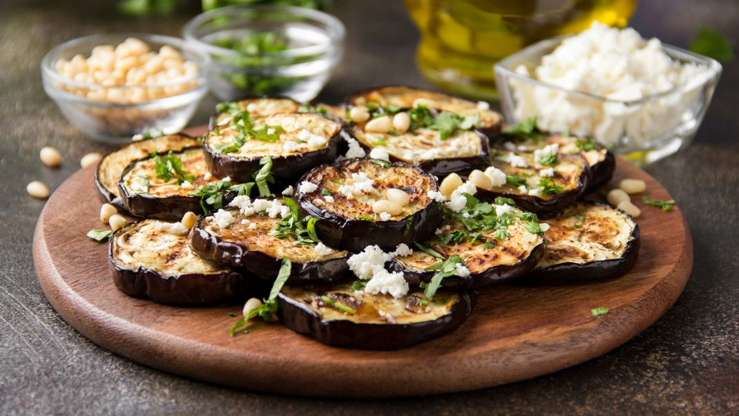 Gegrillte Auberginen mit Feta sind perfekt für den Sommer.